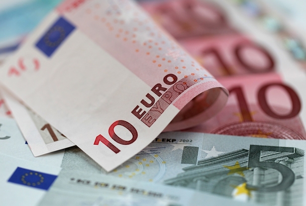 Tỷ giá Euro hôm nay 17/12: Biến động trái chiều ở các NH và chợ đen