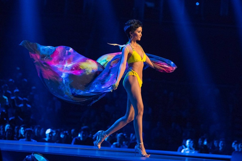 H'Hen Niê tự tin và gợi cảm diễn bikini cùng Top 10 Miss Universe