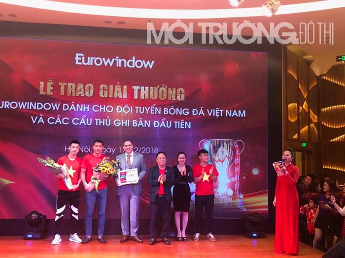 Eurowindow trao thưởng tiền mặt trực tiếp cho đội tuyển Việt Nam