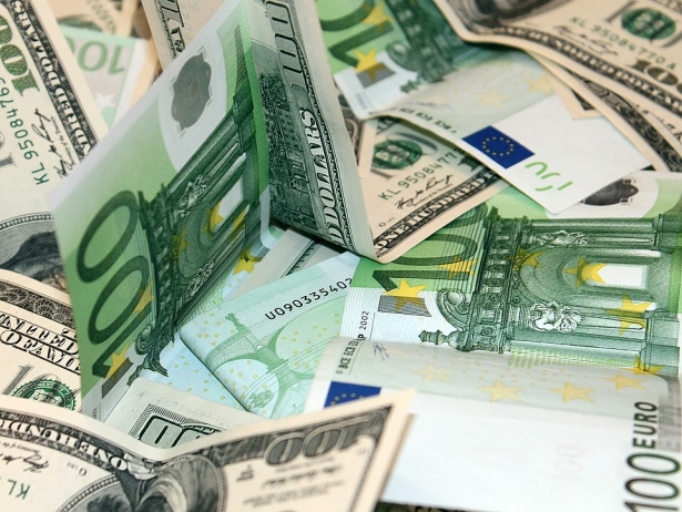 Tỷ giá Euro hôm nay 18/12 bật tăng đồng loạt ở chợ đen và ngân hàng