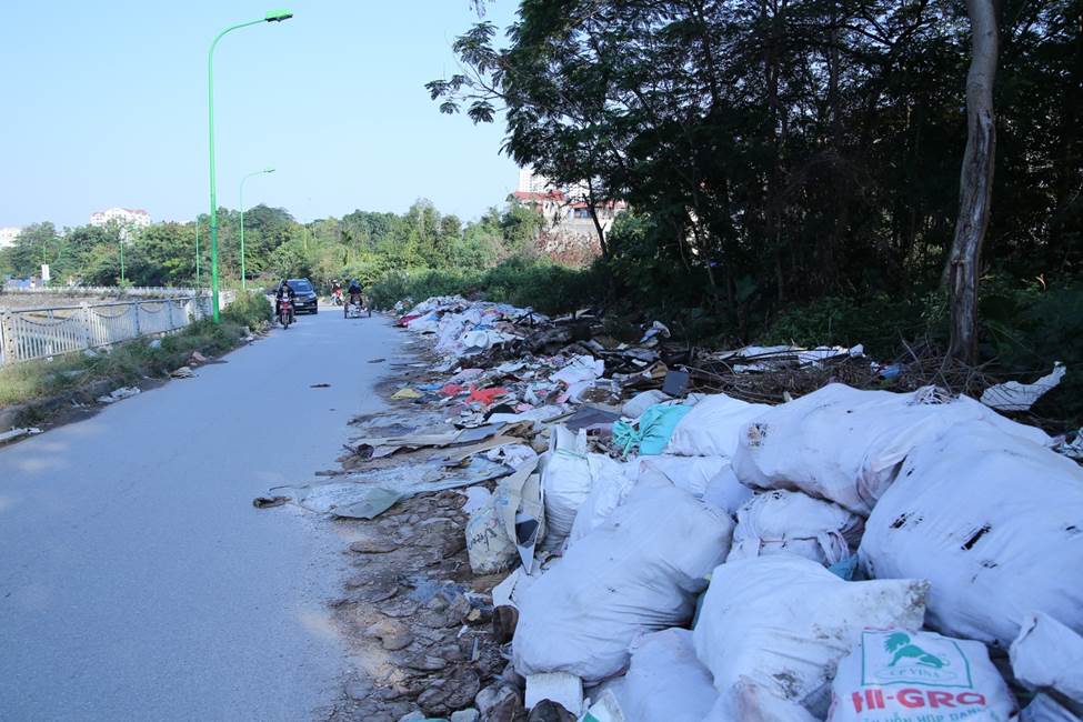 Hà Nội: Tái diễn nạn đổ trộm phế thải ở phường Đại Kim