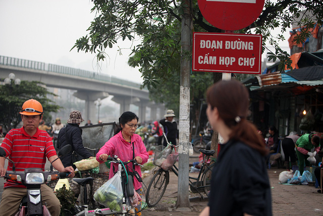 Hà Nội: Ô nhiễm môi trường tại chợ cóc phố Cầu Mới-Ngã Tư Sở