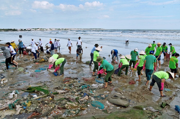 Bình Thuận kiến nghị xử lý dầu vón cục trôi dạt vào bờ biển