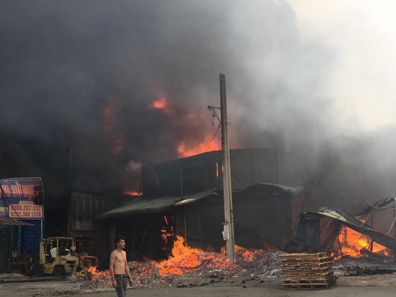 Cháy cực lớn tại xưởng kinh doanh đồ gỗ sát QL1 Đồng Nai