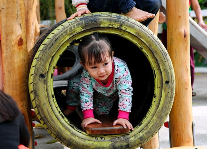 Biến lốp xe thải loại thành sân chơi tái chế cho trẻ em