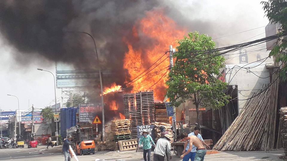 Cháy lớn tại xưởng kinh doanh Pallet gỗ ở Đồng Nai