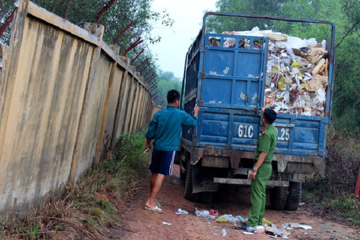 Hàng dài xe tải chở chất thải đổ trộm xuống hầm đá