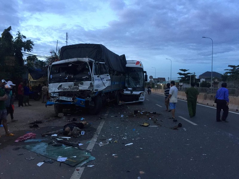 Bình Thuận: Xe chở khách du lịch tông ô tô tải, 9 người thương vong