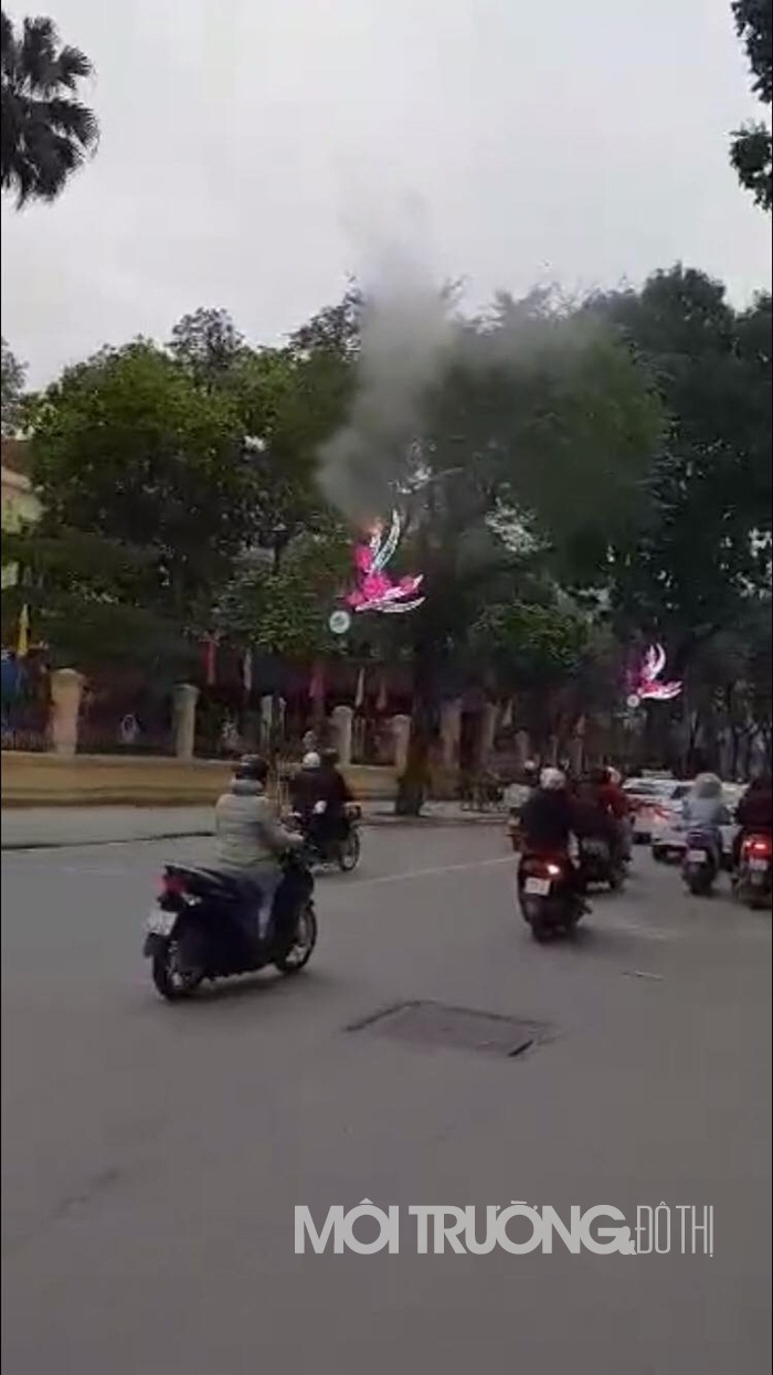 Hà Nội: Cháy biển quảng cáo ở phố Hàng Bài ngày cuối năm