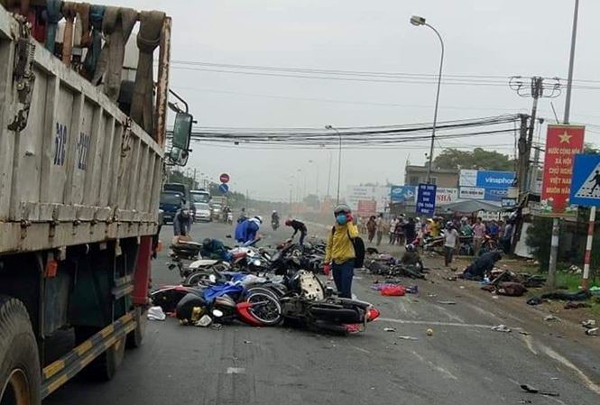 Xe container tông nát nhiều xe máy, nhiều người chết ở Long An