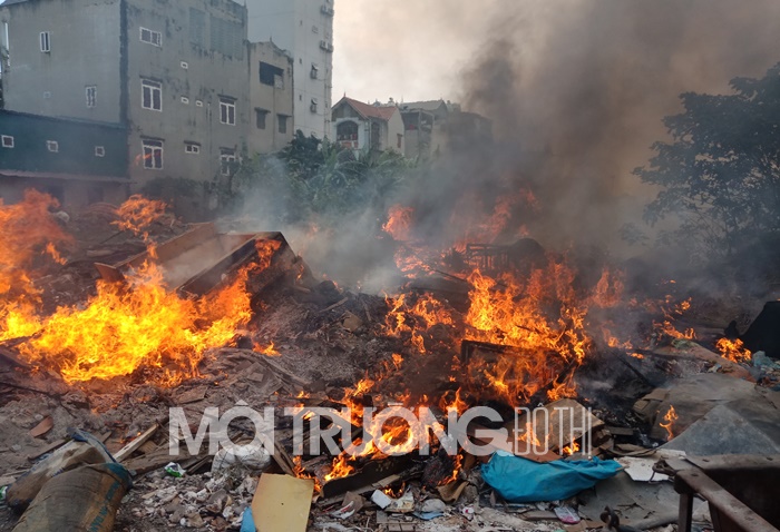 Hoài Đức: Vấn nạn đổ và đốt rác thải công nghiệp ven đường