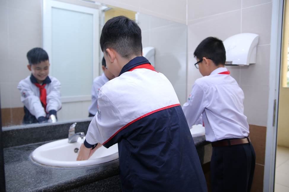 Trường THCS Khương Mai (HN): Nhà vệ sinh không còn là “nỗi ám ảnh”