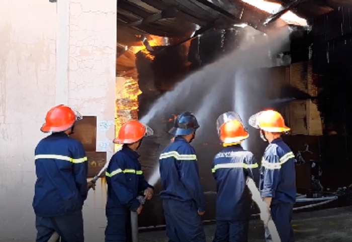 Bình Dương: Cháy lớn tại Công ty sản xuất nệm, mút xốp rộng 2.000m2