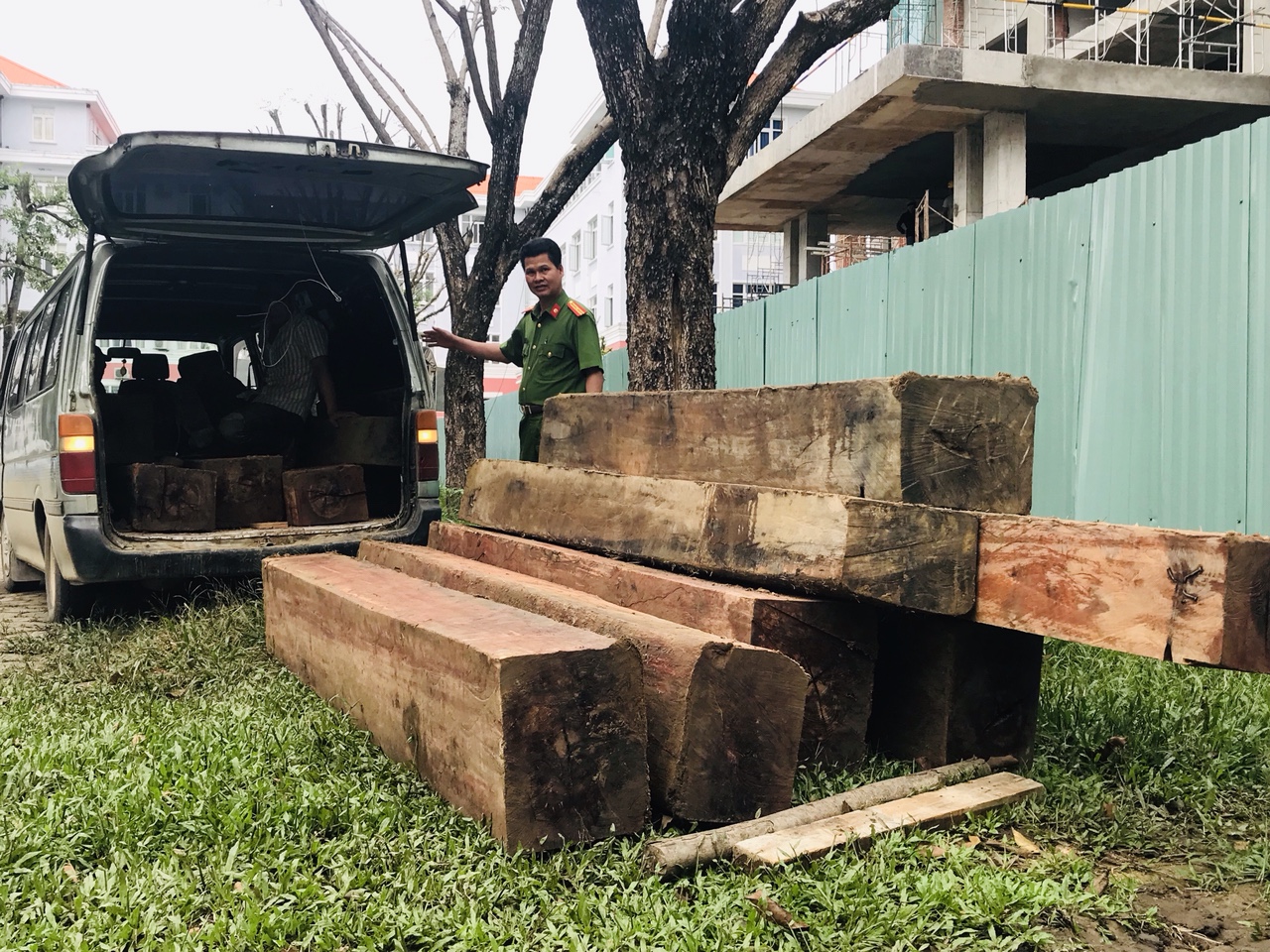 Quảng Nam: Phát hiện xe ô tô vận chuyển trái phép 12 phách gỗ lậu