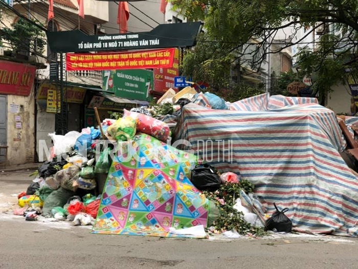 Kỳ lạ: Ba ngày không thu gom, rác chất đống trên đường phố Hà Nội
