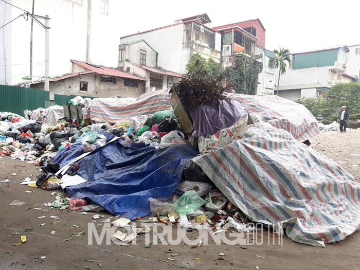 Hà Nội: Ngày thứ 4 rác vẫn 'nằm bất động' trên nhiều tuyến đường