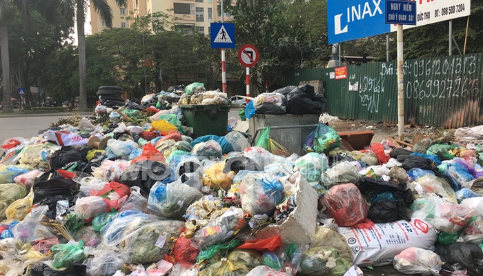 Hà Nội: Dân trong phố và bãi rác Nam Sơn đều khốn khổ vì rác