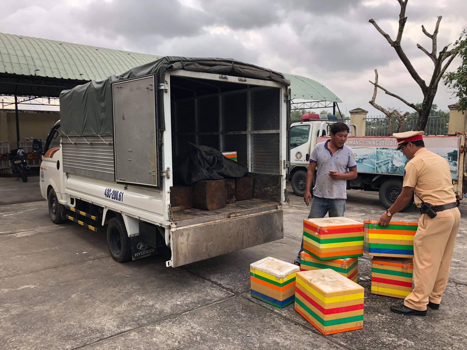 Đà Nẵng: Bắt xe tải chở 5 phách gỗ lậu ngụy trang bằng thùng xốp