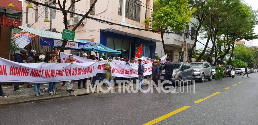 Đà Nẵng: Hàng trăm người căng băng rôn đòi chủ đầu tư trả sổ đỏ
