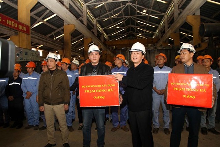 Bộ trưởng Bộ Xây dựng Phạm Hồng Hà chúc Tết công nhân lao động