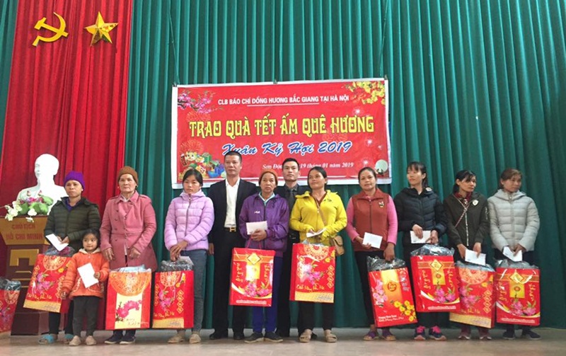 CLB Báo chí Bắc Giang tặng quà tết cho người nghèo huyện Sơn Động
