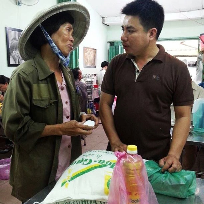 Chị ve chai tặng lại gạo cho quán cơm từ thiện: Sự thật sau tấm ảnh