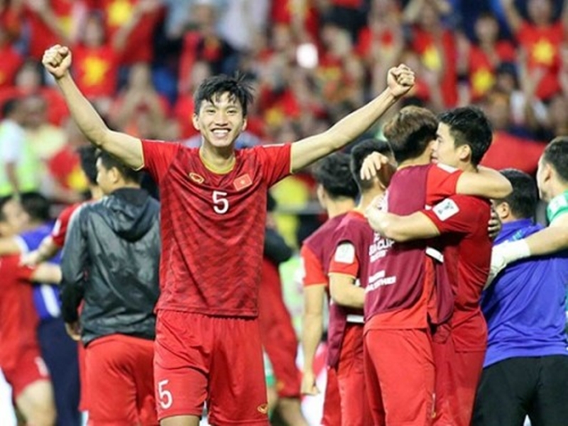 Asian Cup: Đoàn Văn Hậu bất ngờ lọt top 10 nhân tố nổi bật vòng 1/8