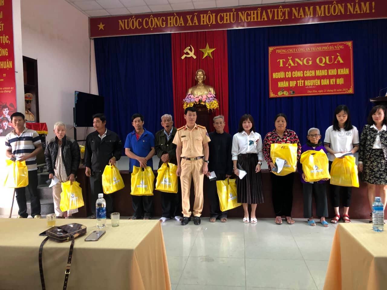 CSGT Đà Nẵng trao quà tết cho gia đình có công với cách mạng
