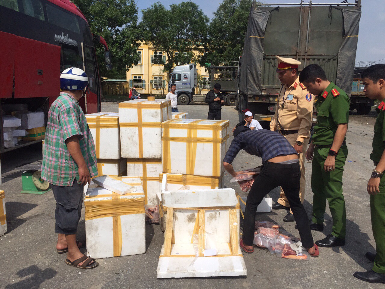 Đà Nẵng: Phát hiện xe khách chở 800 kg thịt heo không rõ nguồn gốc