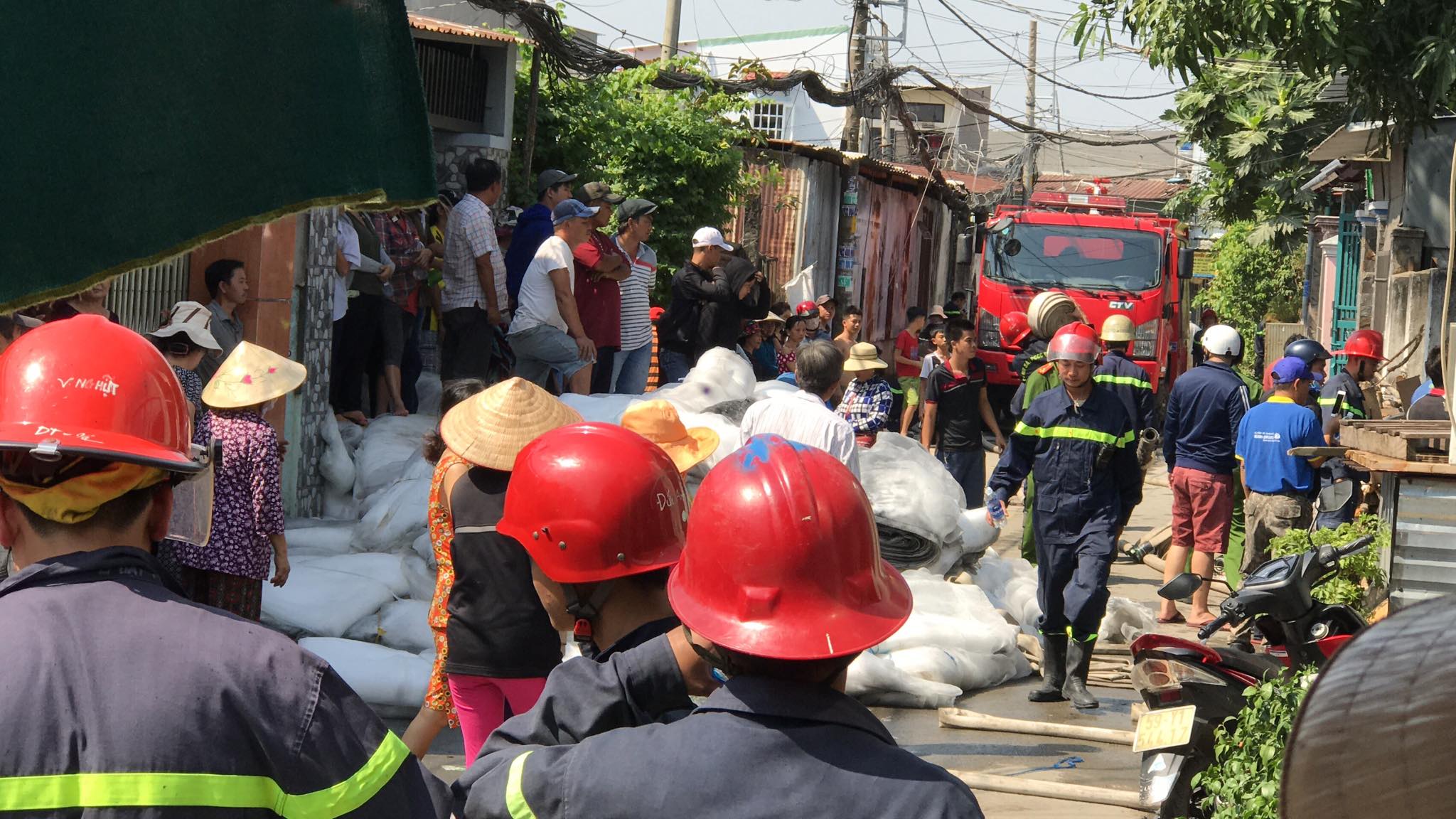 TP.HCM: Cháy lớn thiêu rụi một nhà kho tại huyện Hóc Môn