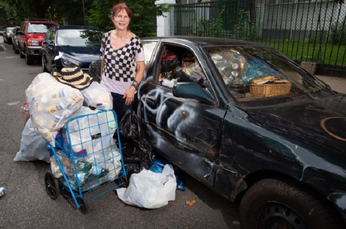 Nữ triệu phú có sở thích đi nhặt rác mỗi ngày