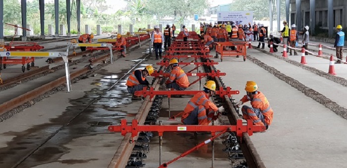 Lắp đặt ray tuyến đường sắt Nhổn - Ga Hà Nội