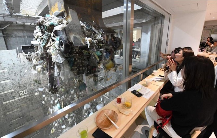 Vừa ăn vừa nhìn rác tại nhà hàng đặt giữa bãi xử lý phế liệu ở Nhật