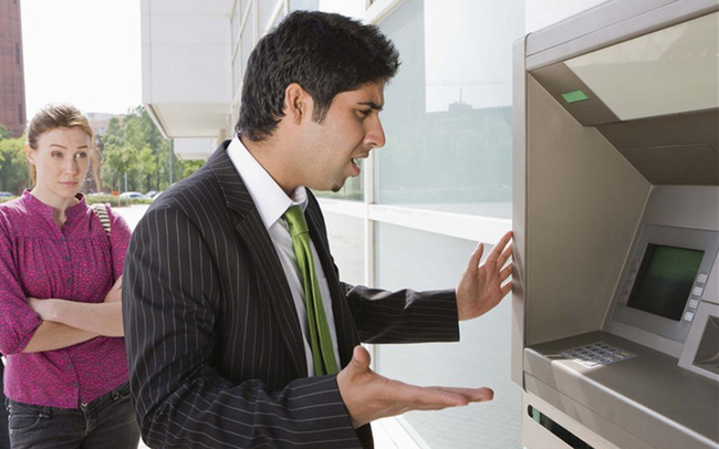 Ngày Tết rút tiền từ ATM mà bị nuốt thẻ thì làm thế nào?