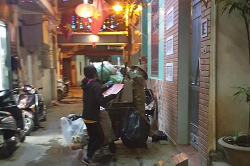 Cảm động hình ảnh cô gái phụ mẹ đẩy chiếc xe rác cao ngất đêm 30 Tết