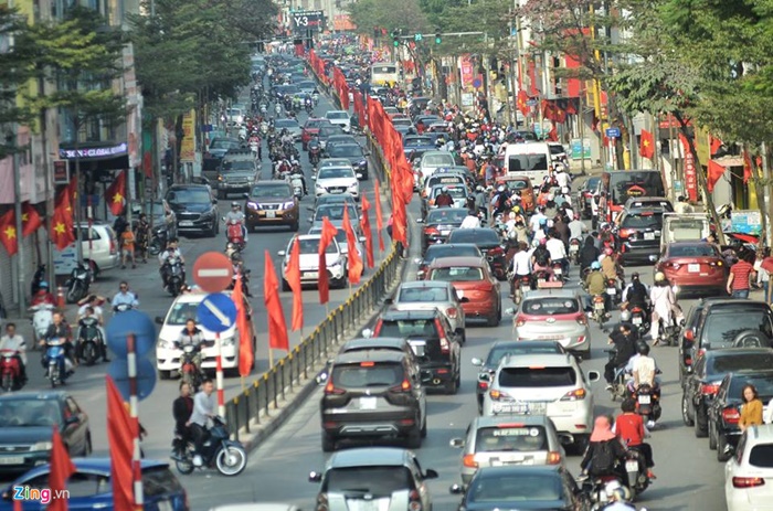 Đường phố Hà Nội: Sáng vắng tanh, chiều tắc cứng