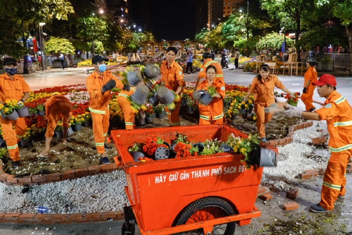 Hàng trăm công nhân dọn sạch đường hoa ngay trong đêm