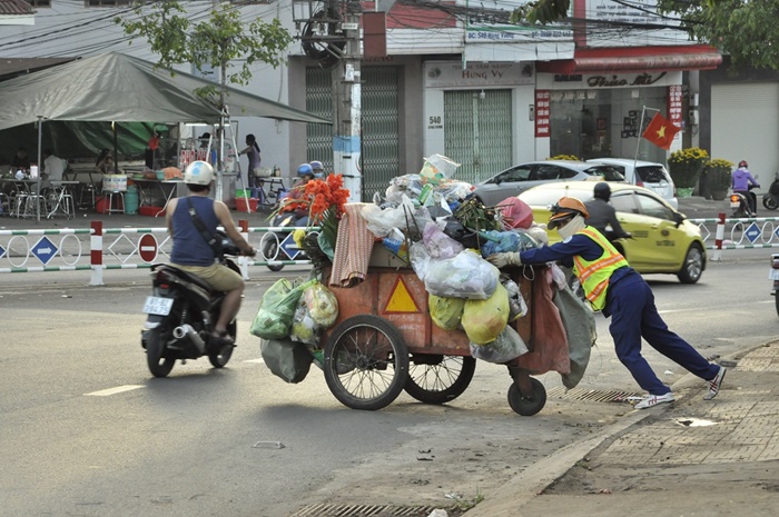 Gia Lai: Công nhân vệ sinh tất bật dọn rác ngày cuối năm