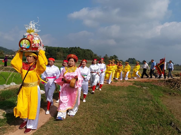 Tưng bừng lễ hội làng Dinh