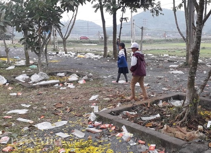 Thái Nguyên: Sau lễ hội, Đền Đuổm ngập ngụa trong rác