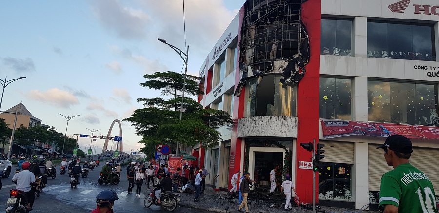 Đà Nẵng: Cháy ở cửa hàng xe máy Quốc Tiến 1, nhân viên chạy tán loạn