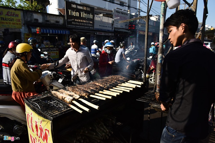 Nướng 3.000 cá lóc, chủ tiệm Sài Gòn vẫn không đủ bán ngày Thần Tài