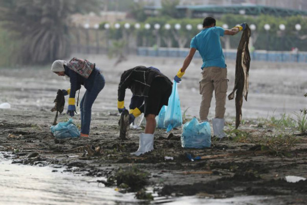 Giới trẻ Ai Cập lội bùn để dọn sạch sông Nile