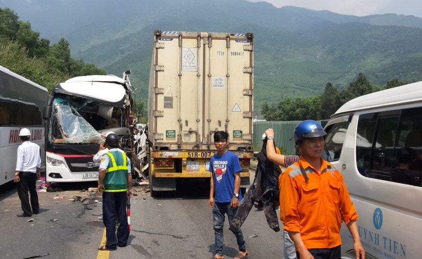 Ôtô khách húc container ở đường dẫn hầm Hải Vân, 11 người bị thương