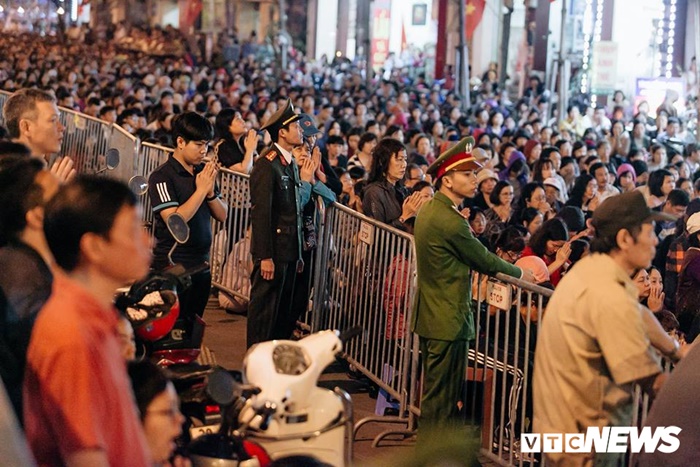 Hàng nghìn người tràn kín lòng đường, vái lạy trước chùa Phúc Khánh