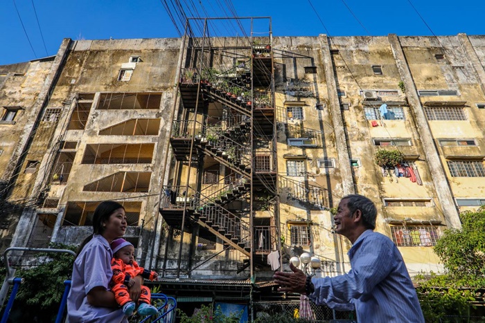 Hàng trăm hộ dân sống trong hai chung cư chờ sập ở Sài Gòn