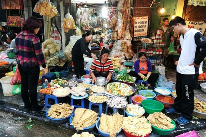 Sắm Tết nhanh ở 'chợ nhà giàu' phố cổ Hà Nội