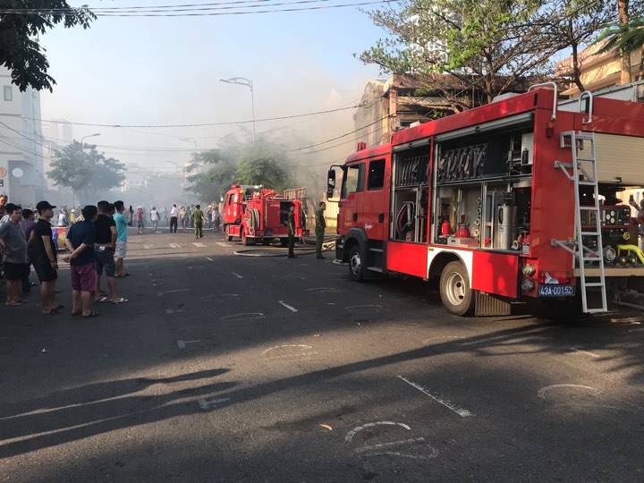 Nóng: Cháy nhà kho bên trong trường tiểu học ở Đà Nẵng