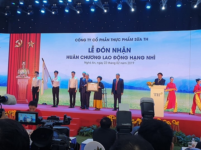 Tập đoàn TH đón nhận Huân chương Lao động hạng Nhì