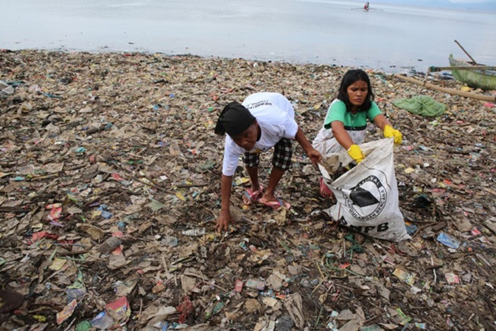 Những bãi biển không thấy cát chỉ có nhựa của Indonesia